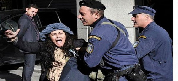 Η Ελένη Λουκά στην παρέλαση της 28ης τα «έψαλε» στον Γαβρόγλου (βίντεο)